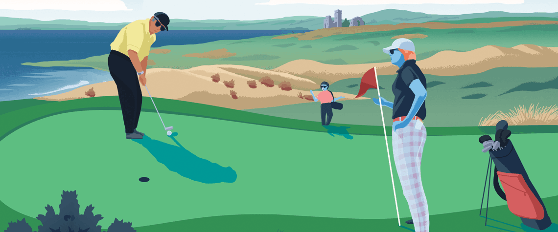 Terrain de golf avec un homme sur le green qui tire sur le trou tandis que son compagnon masculin tient le drapeau à épingle.